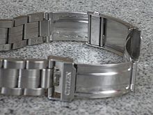 220px-Diver's_watch_stainless_steel_bracelet_extension_deployment_clasp